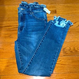 Brand new, never worn Mid rise skinny jeans!